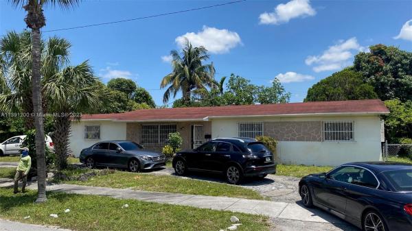 Pineapple Plantation, 21 NE 173rd St, North Miami Beach, Florida 33162, image 1