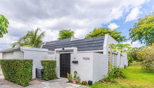 Country Club Of Miami Fairway Townhouses, 19206 Bobolink Dr #19206, Hialeah, Florida 33015, image 1