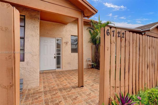 Country Lake Manors Townhomes, 6722 NW 189th Ter, Hialeah, Florida 33015, image 1