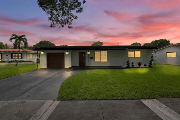 Miami Lakes Residential, 13953 Lake Lure Ct, Miami Lakes, Florida 33014, image 2