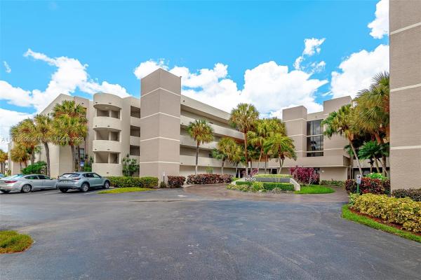 Camino Real Village, 5650 Camino Del Sol #205, Boca Raton, Florida 33433, image 2