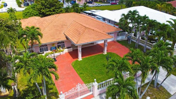 1558 SW 143rd Pl, Unincorporated Dade County, Florida 33184, image 2