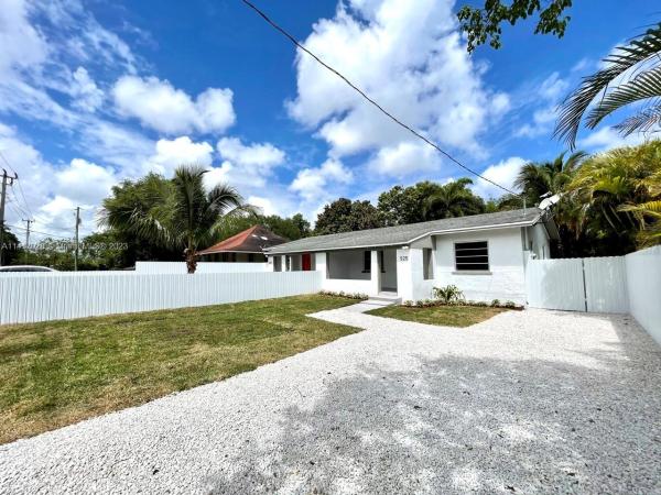 525 NW 91st St, Unincorporated Dade County, Florida 33150, image 2