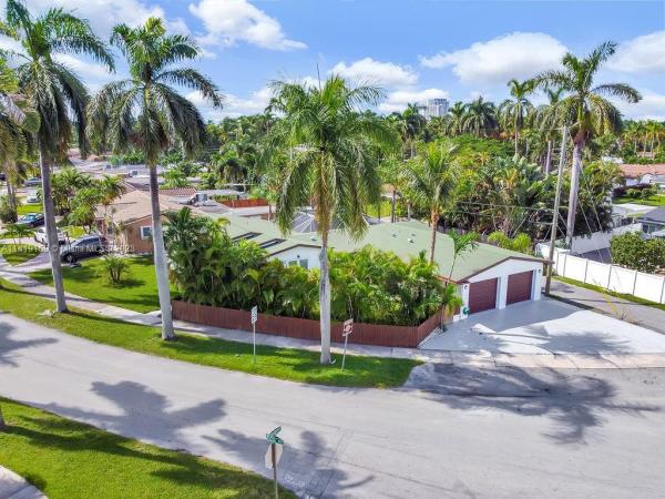 Country Club Homes, 1124 N 13th Ave, Hollywood, Florida 33019, image 1