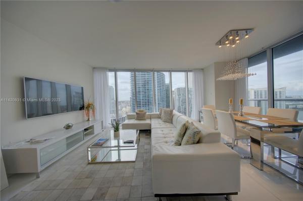 Icon Brickell Tower 3, 485 Brickell Ave #3702, Miami, Florida 33131, image 2
