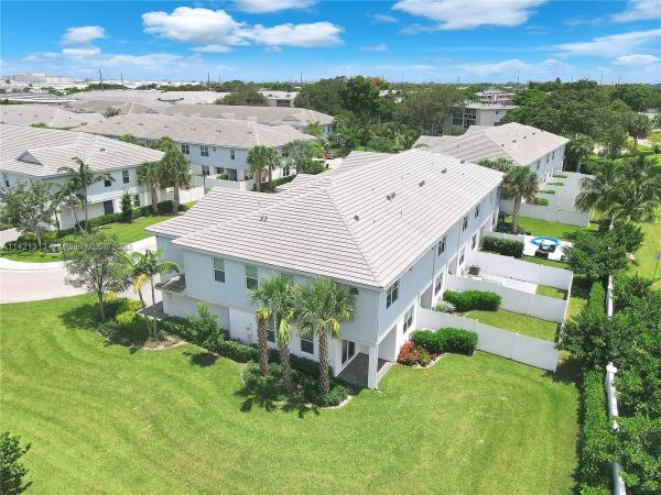 Sandpiper Pointe, 501 Spoonbill Ter, Deerfield Beach, Florida 33442, image 1