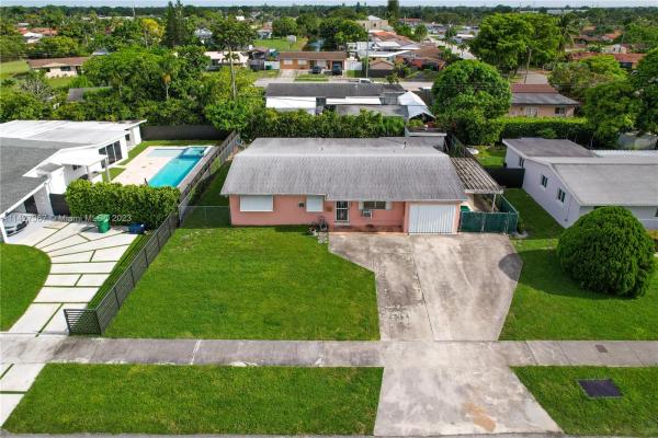 Heftler Homes, 10420 SW 42nd St, Westwood Lakes, Florida 33165, image 1