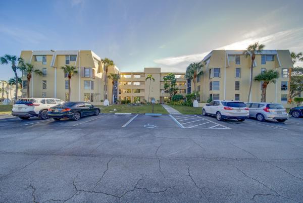 Lake Park, 952 NE 199th St #2J, Ives Estates, Florida 33179, image 1