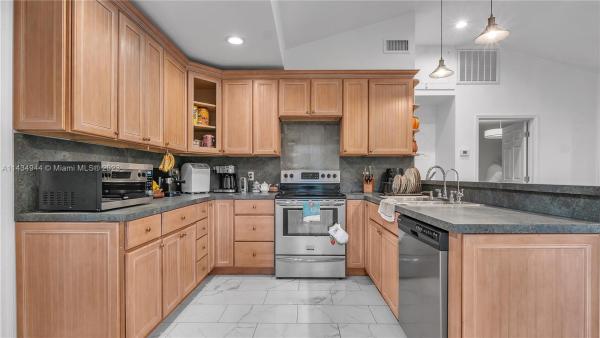Pine Crest, 913 NE 5th St, Pompano Beach, Florida 33060, image 1