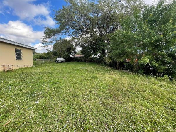 Seminole Lawn, Brownsville, Florida 33142, image 1