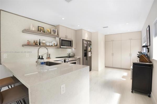Miami Lakes Residential, 14008 Lake George Ct, Miami Lakes, Florida 33014, image 2