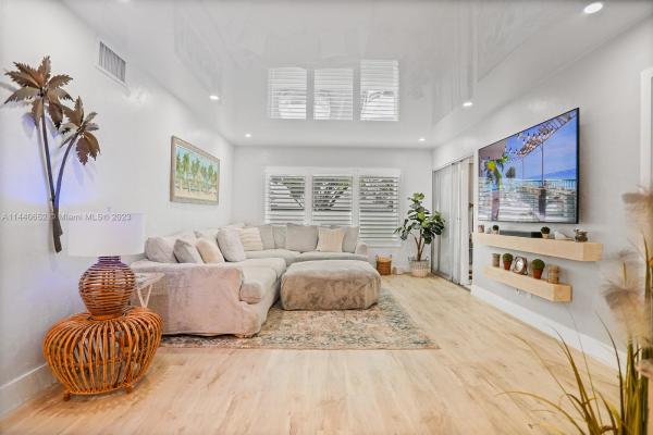 Suburbanite, 3701 Tyler St #101, Hollywood, Florida 33021, image 1