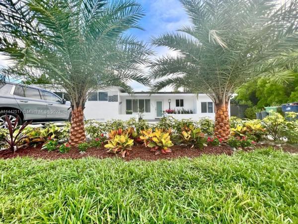 Claridge House, 920 NE 149th St, Golden Glades, Florida 33161, image 1