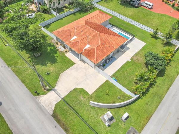 15790 NE 2nd Ave, Golden Glades, Florida 33162, image 2