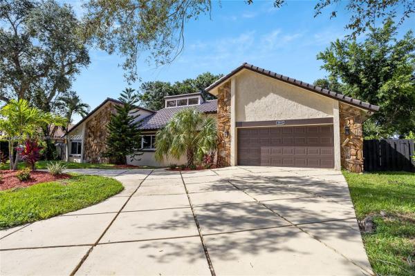 Jacaranda Country Club, 8881 N Lake Dasha Dr, Plantation, Florida 33324, image 1