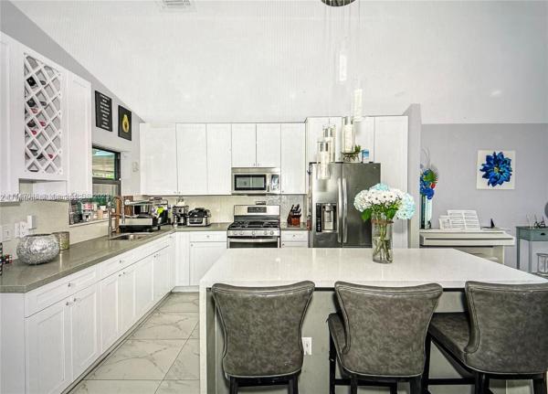 Los Palacios, 9299 NW 121 Ter #17, Hialeah Gardens, Florida 33018, image 1