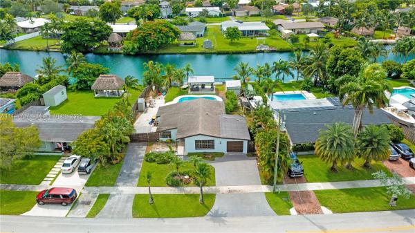 Bel Aire, 9780 Sterling Dr, Cutler Bay, Florida 33157, image 2