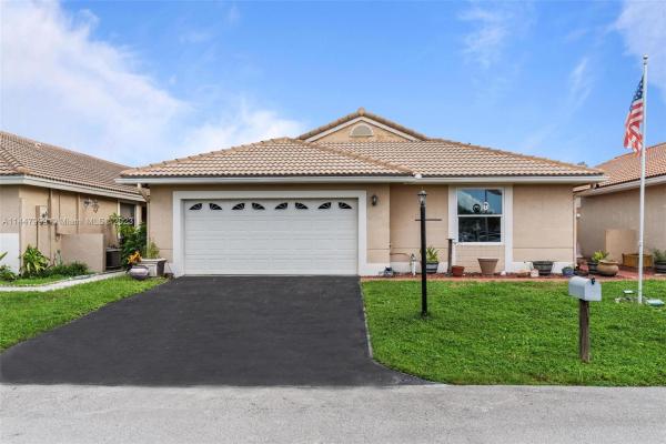 Waterford Patio Homes, 15141 Leeds Ln, Davie, Florida 33331, image 1