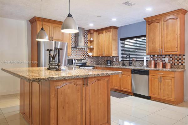 Highland Manor, 520 NE 180th Dr, North Miami Beach, Florida 33162, image 1