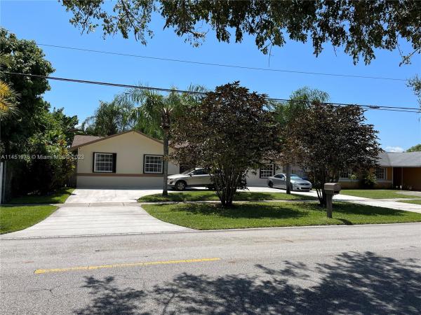 Princeton Square, 13420 SW 256th St, Princeton, Florida 33032, image 1