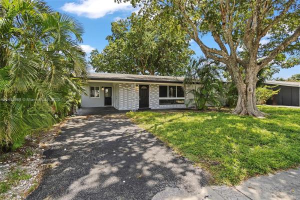 Coral Manor, 300 SE 7th Ave, Deerfield Beach, Florida 33441, image 1