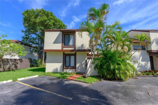 Spring Lakes Village, 10045 NW 6th Ter #10045, Fountainebleau, Florida 33172, image 1