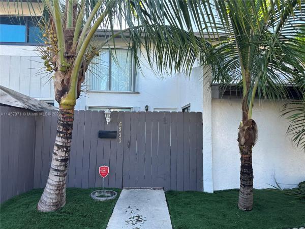 Snapper Creek Townhouses, 6933 SW 110th Ave, Kendall, Florida 33173, image 2