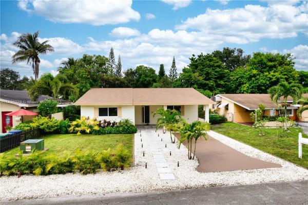 Fulford Highlands, 215 NE 164th St, Golden Glades, Florida 33162, image 1