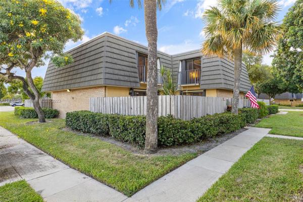 Village Of Sandalwood Lakes, 203 2nd Way, West Palm Beach, Florida 33407, image 2