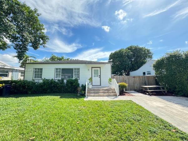 Country Club Estates, 240 Carlisle Dr, Miami Springs, Florida 33166, image 2