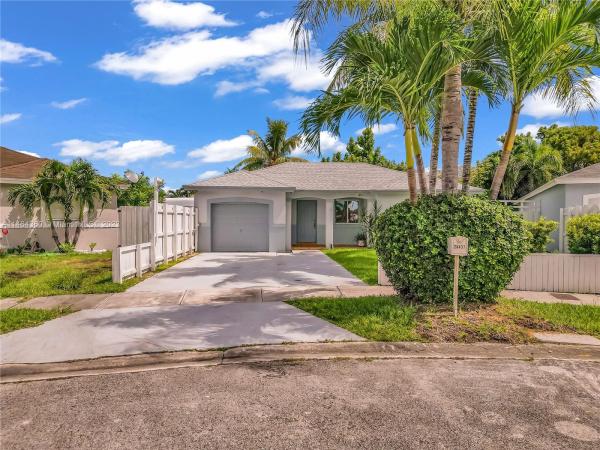 Amerihomes, 28437 SW 135th Ave, Three Lakes, Florida 33033, image 1