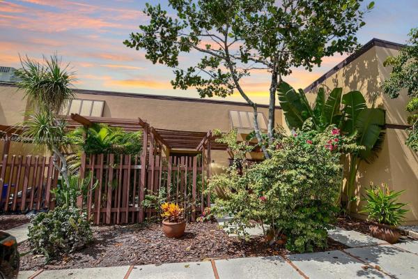 Villas Central, 1310 E Golfview Dr #., Pembroke Pines, Florida 33026, image 1