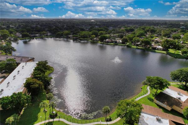 Cambridge House Of Carriage Hills, 301 Cambridge Rd #305, Hollywood, Florida 33024, image 1