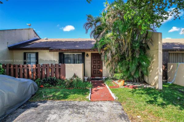 Devon Aire Villas, 11550 SW 122nd Pl #11550, The Crossings, Florida 33186, image 2