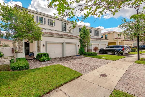Champion Lakes, 912 NE 191st St, Ives Estates, Florida 33179, image 2