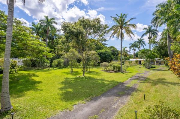 Biscayne Gardens, 420 NE 154th St, Golden Glades, Florida 33162, image 2