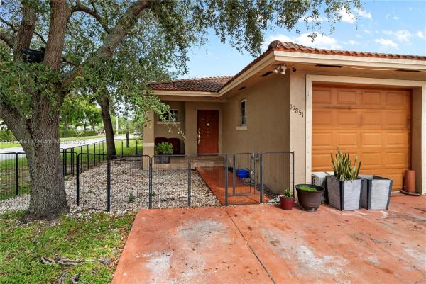 19851 E Cypress Ct E, Country Club, Florida 33015, image 2