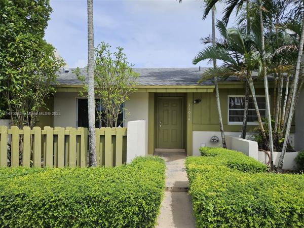 Devon Aire Villas, 11014 SW 123rd Pl, The Crossings, Florida 33186, image 2