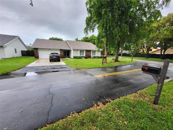 Lakes Of The Meadow, 4867 SW 147th Pl, Kendall West, Florida 33185, image 2