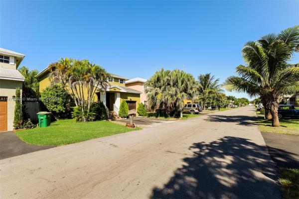 Villas At Woodland Greens, 5811 Woodland Point Dr, Tamarac, Florida 33319, image 2