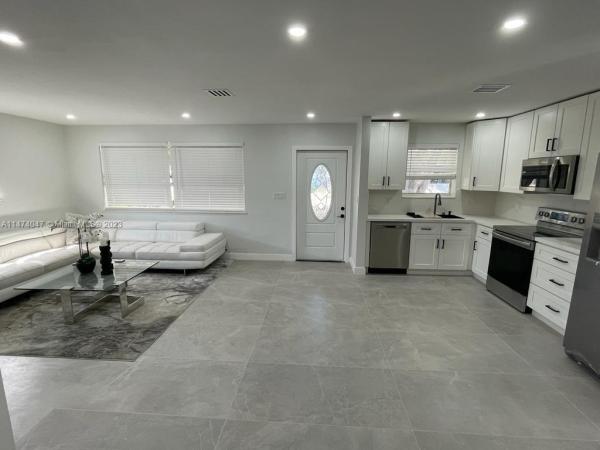 Twin Lakes South, 4310 NW 15th Ave, Oakland Park, Florida 33309, image 1