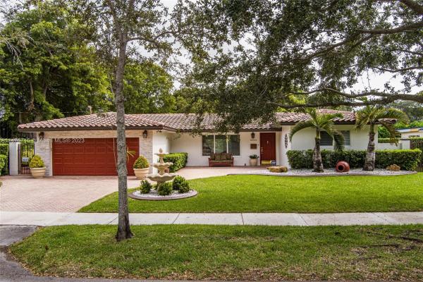 Miami Lakes Residential, 13945 Lake Lure Ct, Miami Lakes, Florida 33014, image 2