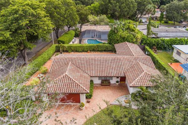 Miami Lakes Residential, 13945 Lake Lure Ct, Miami Lakes, Florida 33014, image 3