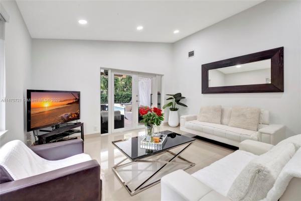 Irons Manor, 1040 NE 133rd St, North Miami, Florida 33161, image 3
