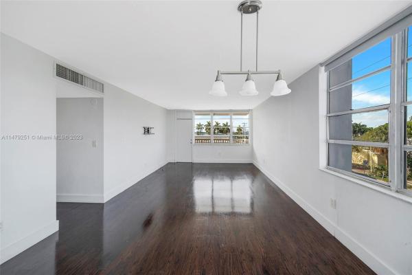 Villa Bay Vista, 2016 Bay Dr #304, Miami Beach, Florida 33141, image 1