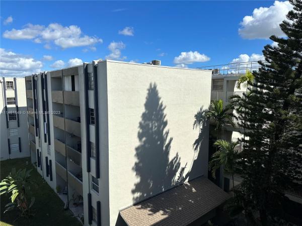 Samari Lake East, 10090 NW 80th Ct, Hialeah Gardens, Florida 33016, image 1
