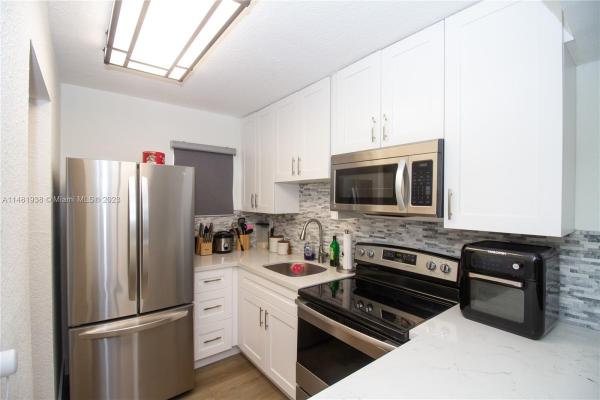Las Villas De Fountainbleu, 8025 NW 8th St #14, Fountainebleau, Florida 33126, image 3