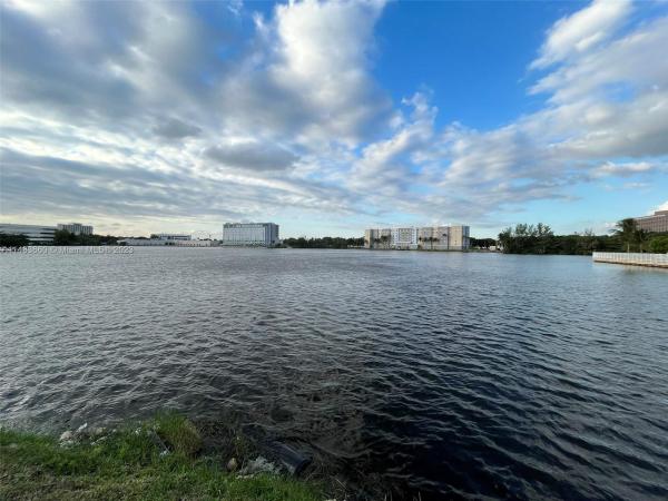 El Lago, 5501 NW 7th St #E412, Miami, Florida 33126, image 3