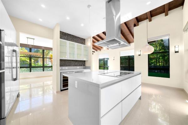 Biscayne Key Estates, 264 Westwood Dr, Key Biscayne, Florida 33149, image 2