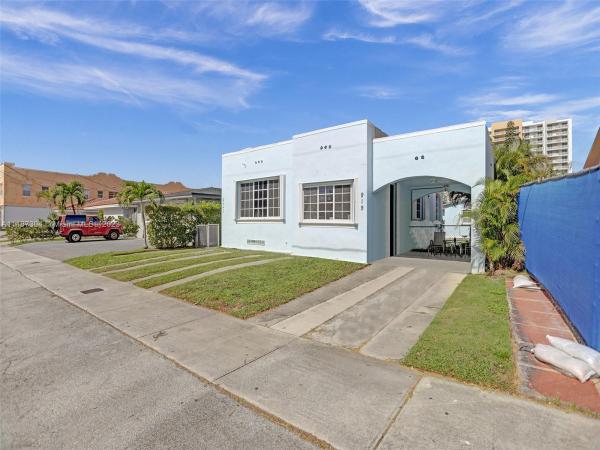 Stuarts, 919 SW 10th St, Miami, Florida 33130, image 3